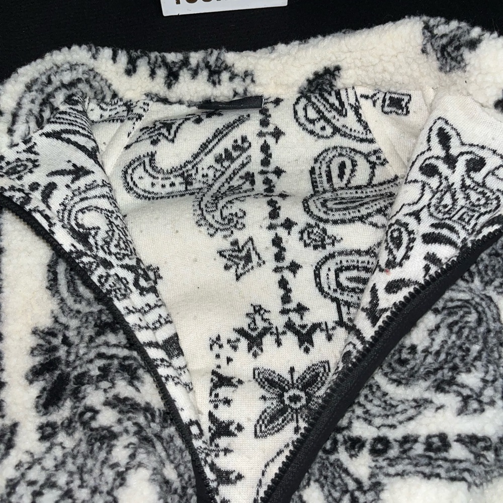 VICI Black & White Plush Sweater half zipper - Picture 11 of 14